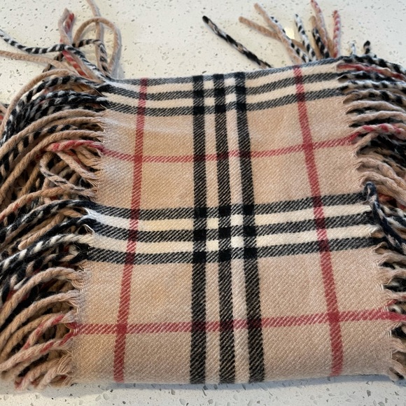 ✅sold ✅ Burberry fringed cashmere scarf - Picture 3 of 7